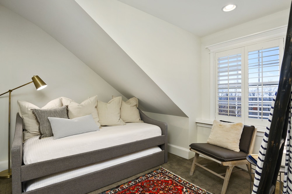 Oak Street Mansion - photo 22
