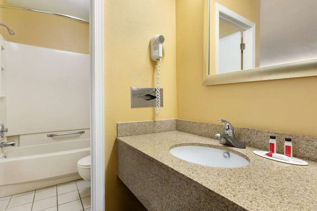 Super 8 by Wyndham Findlay - photo 17