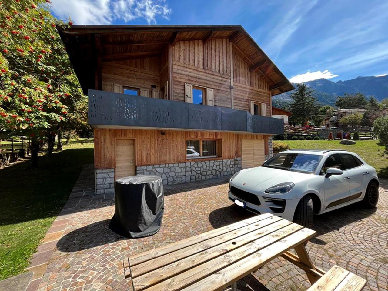 Chalet Bel Air A due passi dalle piste con giardino e posto auto — 4-Star Luxury Hotel in Temu, Italy