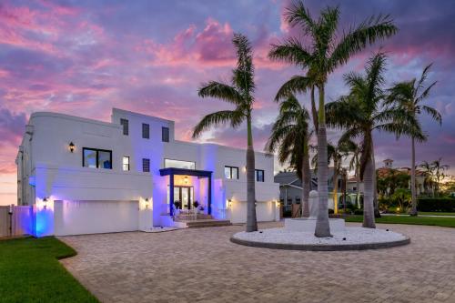 Luxury Private Beachfront Retreat Pool Game Room in Bradenton, United States