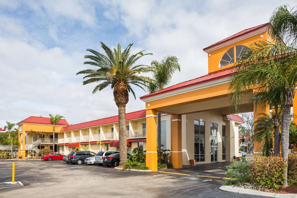 Days Inn & Suites by Wyndham Port Richey — hotel in Port Richey