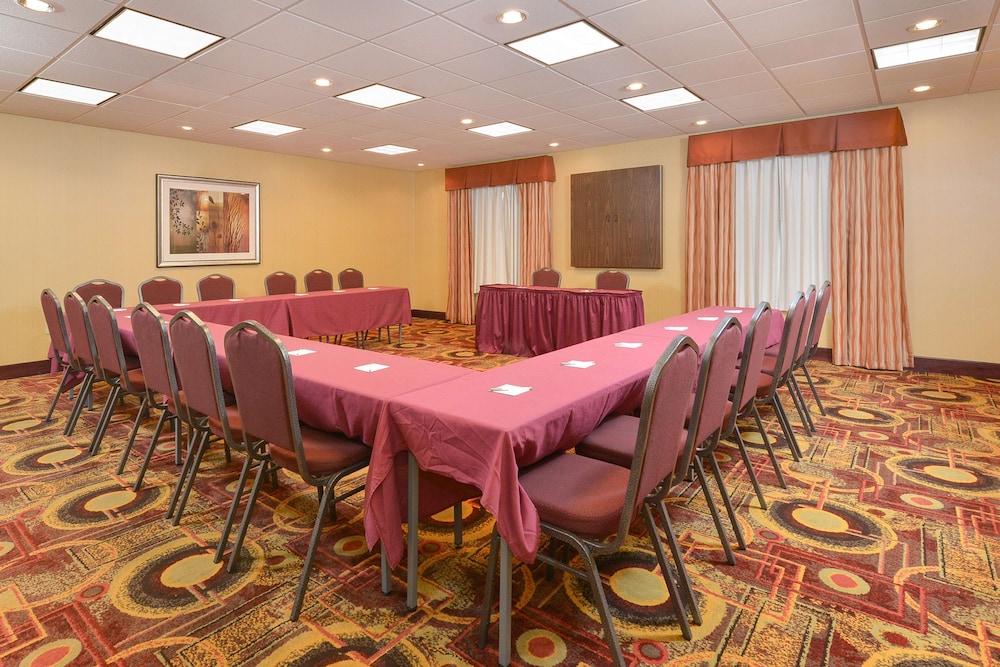 Hampton Inn Muscatine - photo 29