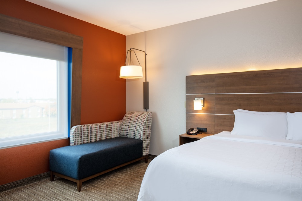 Holiday Inn Express & Suites Beloit by IHG - photo 10