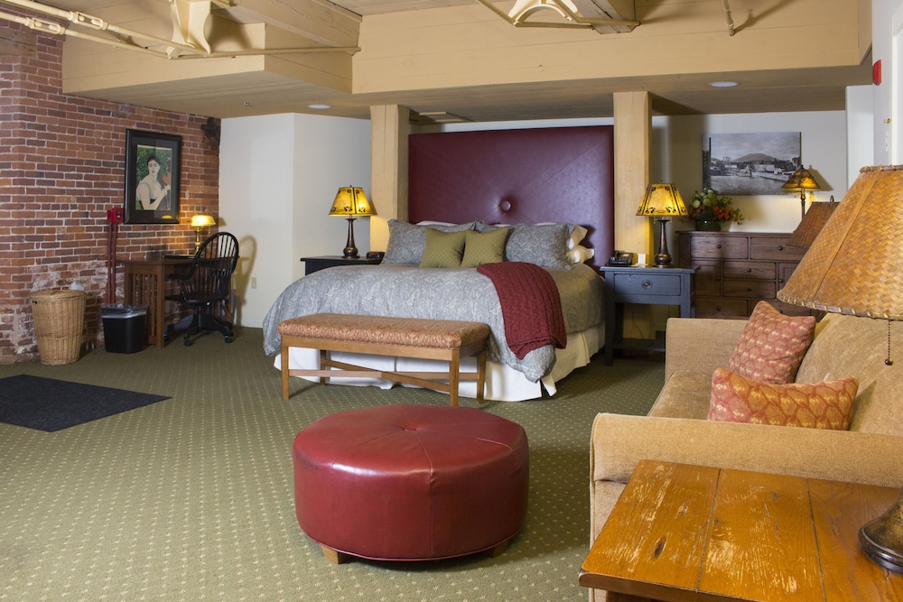 The Common Man Inn & Restaurant - photo 12