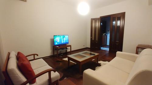 Charming 2 Bedroom Apartment in Heart of Kyiv — 4-Star Luxury Hotel in Kyiv, Ukraine