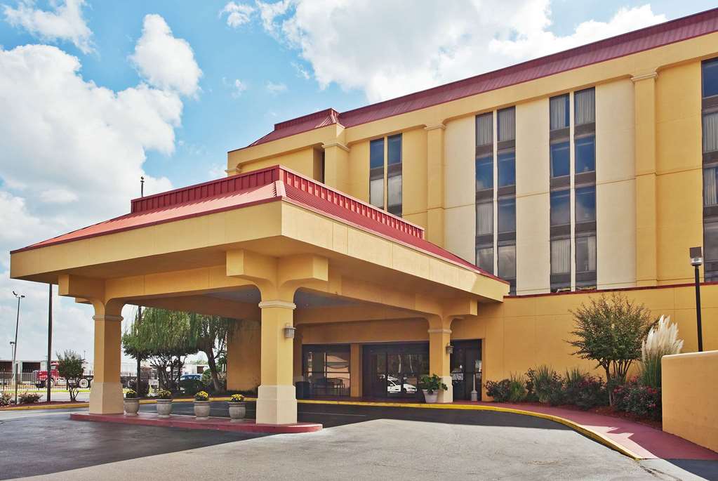 La Quinta Inn & Suites by Wyndham Memphis Airport Graceland - featured photo