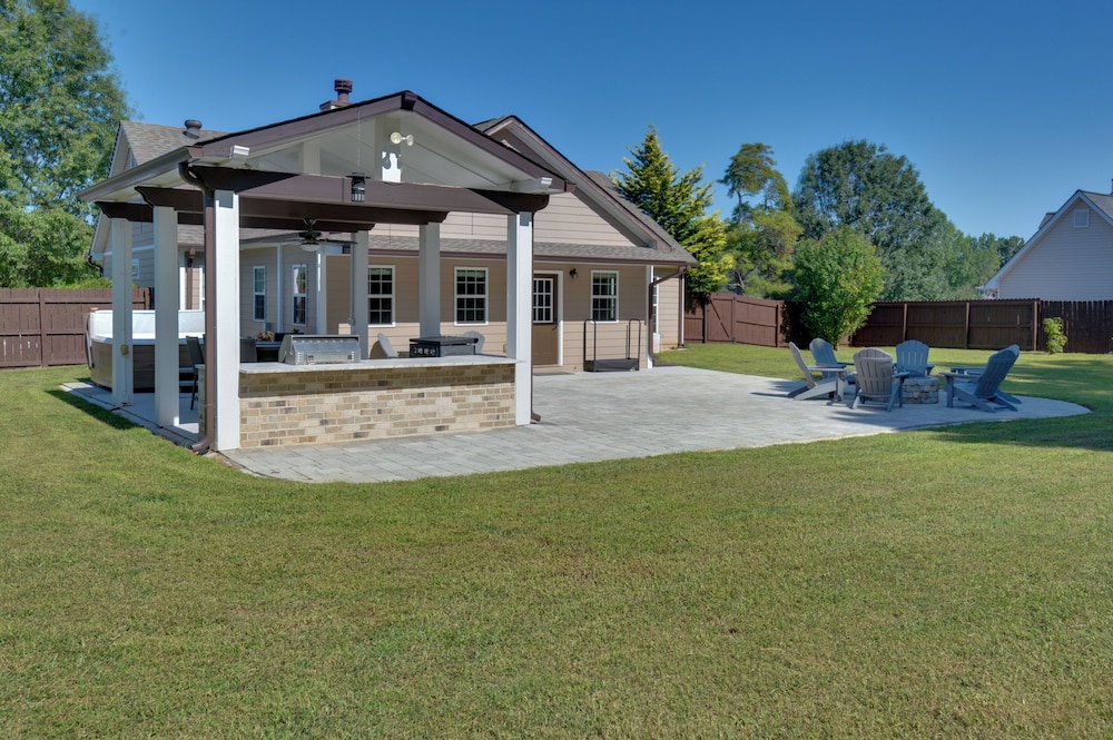 Spacious Winder Getaway w Hot Tub Game Room — hotel in Winder