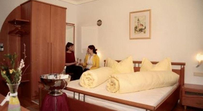 Retzerlandhof Familie Graf — 4-Star Luxury Hotel in Zellerndorf, Austria