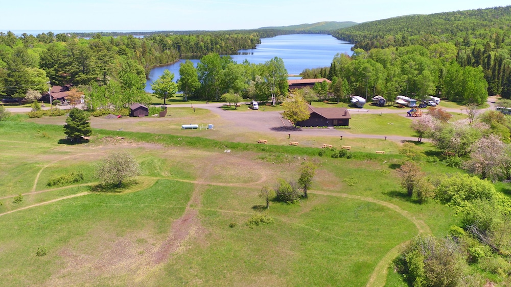 Lake Fanny Hooe Resort 2 Bed With Balcony #12 1 Bedroom Hotel Room by RedAwning - photo 17