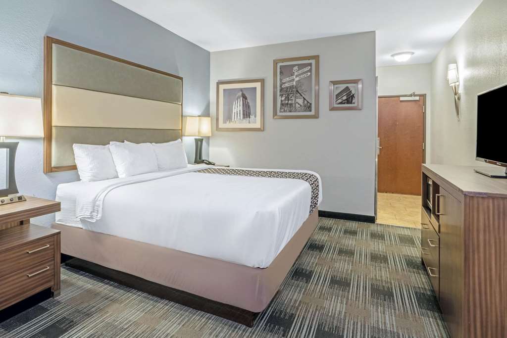 La Quinta Inn & Suites by Wyndham Guthrie - photo 20