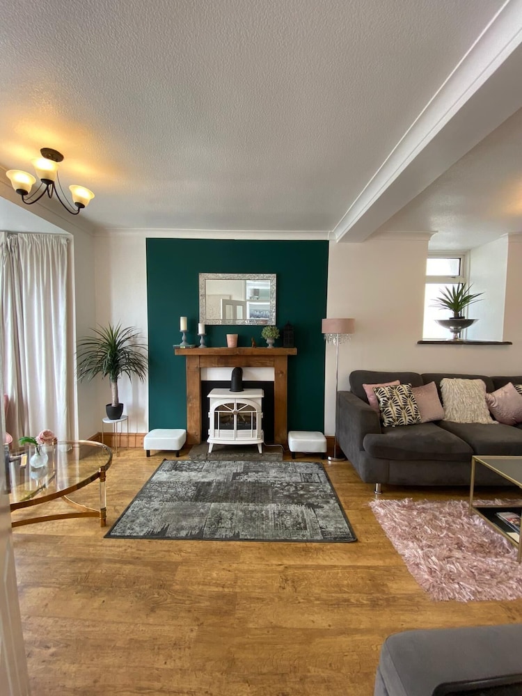 Cosy Coastal Townhouse 10 Min Drive to Beach — 4-Star Luxury Hotel in Bridgend, United Kingdom