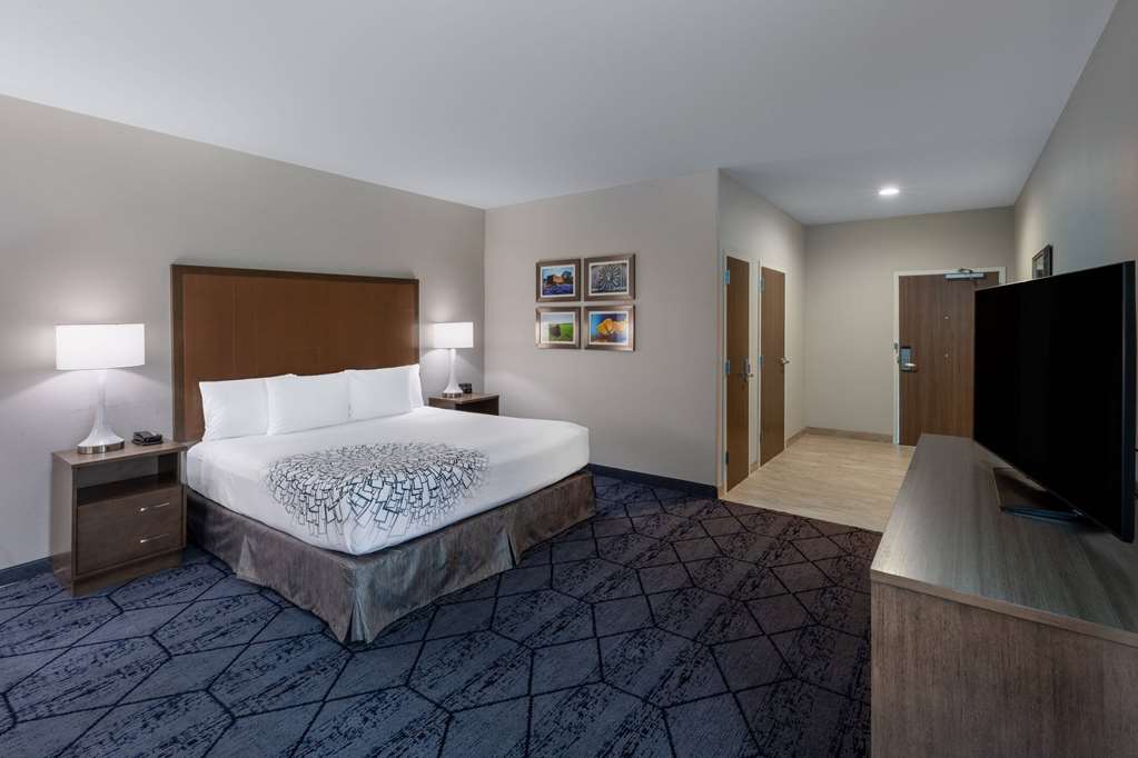 La Quinta Inn & Suites by Wyndham Round Rock near Kalahari - photo 21