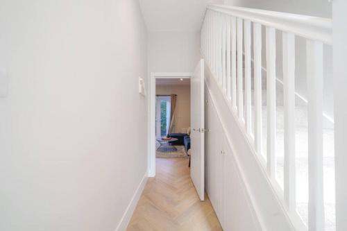 Cosy Tooting Retreat: 2 Bed Gem — 4-Star Luxury Hotel in London, United Kingdom