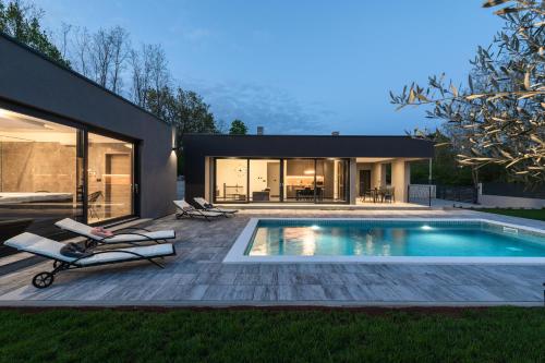 Green Luxury II with heated pool jacuzzi & sauna — 4-Star Luxury Hotel in Barban, Croatia
