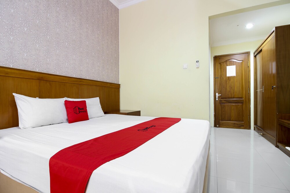 RedDoorz @ Seturan Raya 2 - carbon neutral hotel in Depok