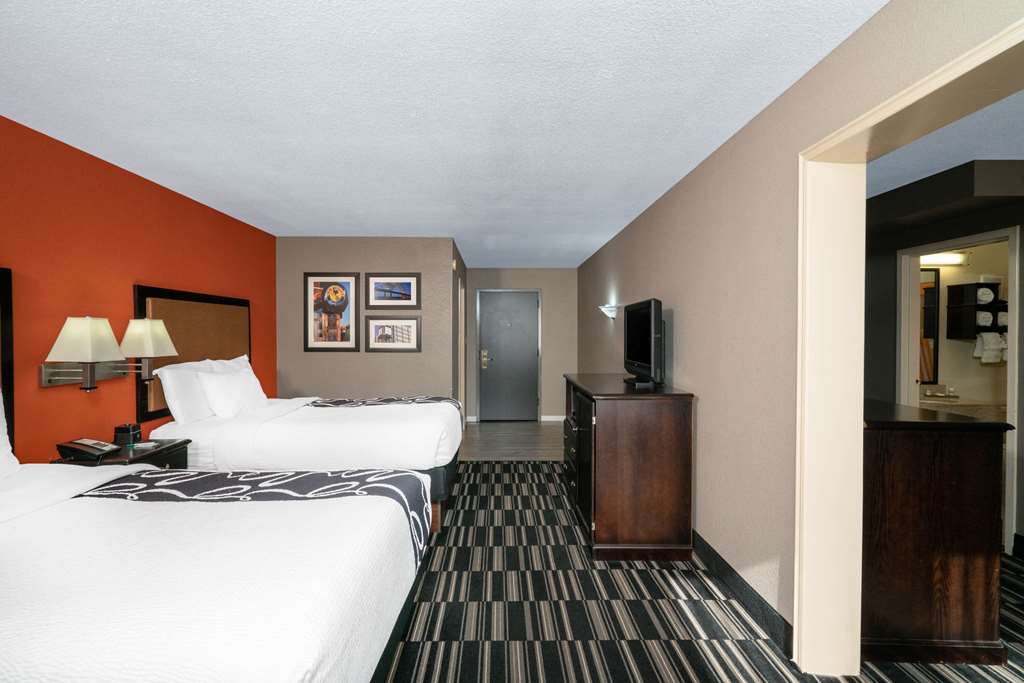 La Quinta Inn & Suites by Wyndham Memphis Airport Graceland - photo 35