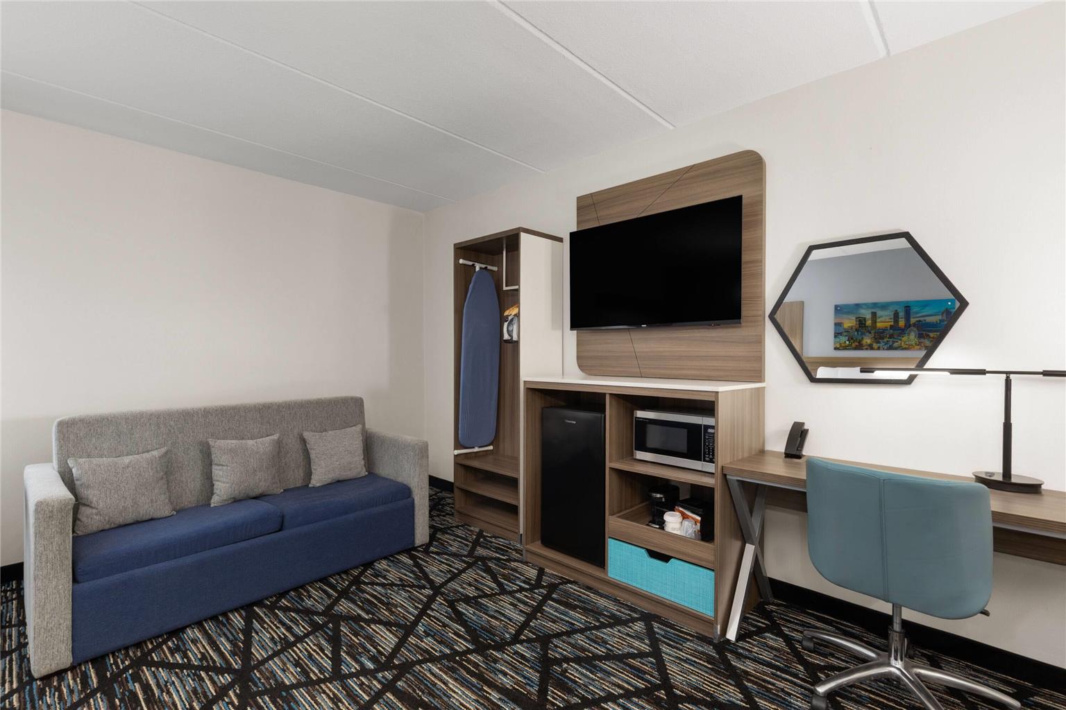 La Quinta Inn & Suites by Wyndham Atlanta Roswell - photo 24