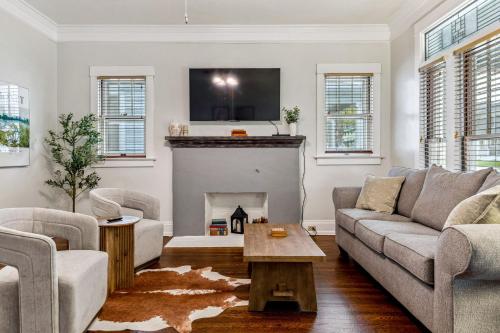 Fifth Street Retreat By Staylage — Saint Charles