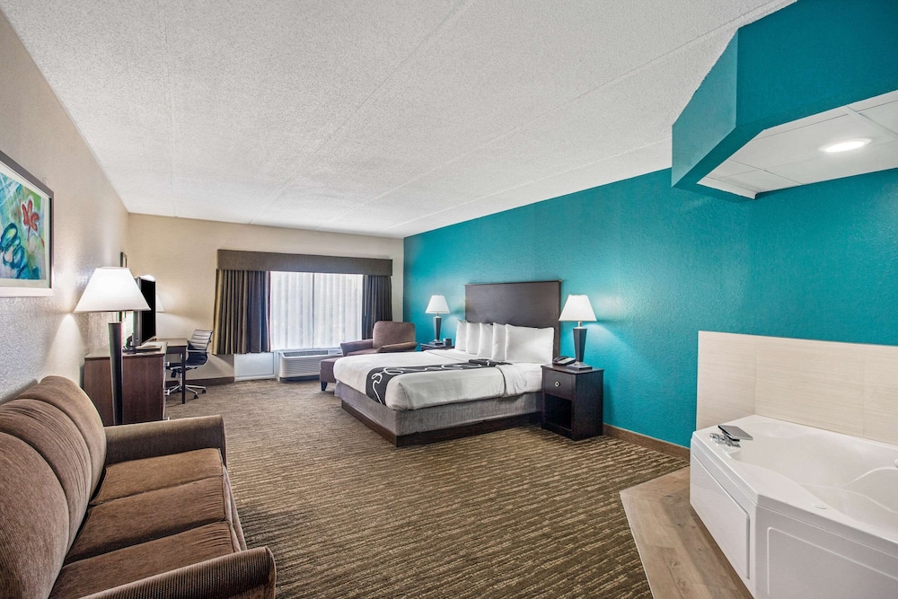 La Quinta Inn & Suites by Wyndham Sarasota I75 - photo 8