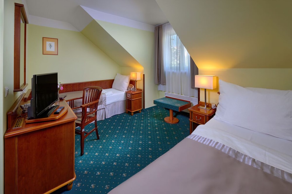 Hotel Selsky Dvur Bohemian Village Courtyard — 4-Star Luxury Hotel in Prague, Czech Republic