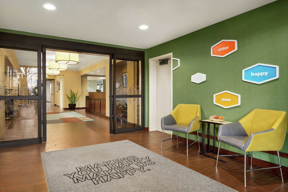 Hampton Inn Portland Airport - photo 2