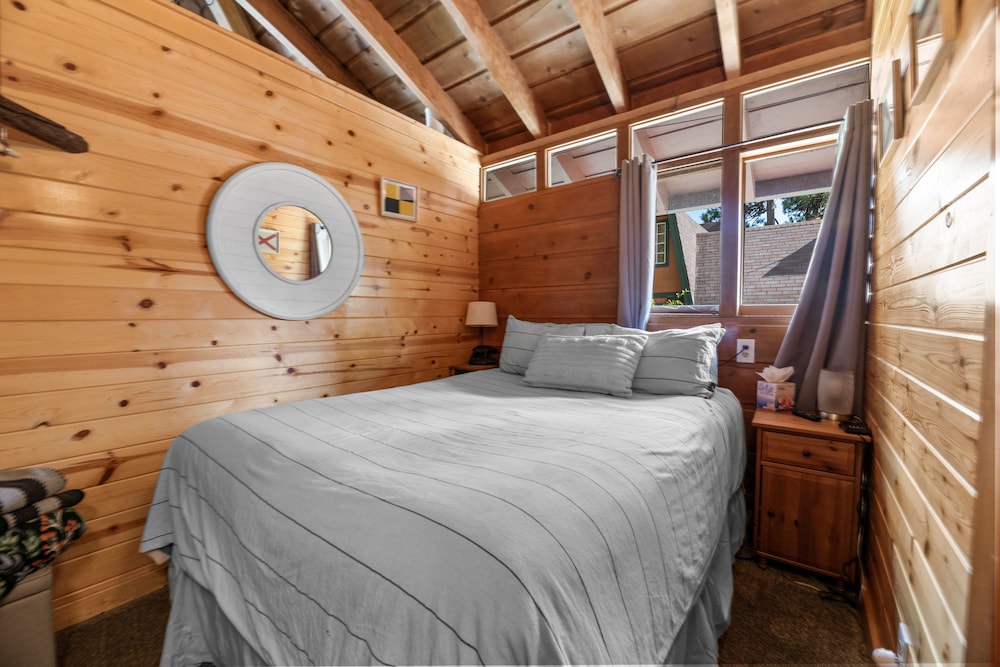 Clerestory Cottage The perfect cozy getaway with a hot tub — 4-Star Luxury Hotel in Big Bear Lake, United States
