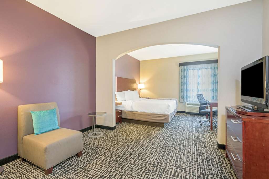 La Quinta Inn & Suites by Wyndham Oklahoma City Yukon - photo 14
