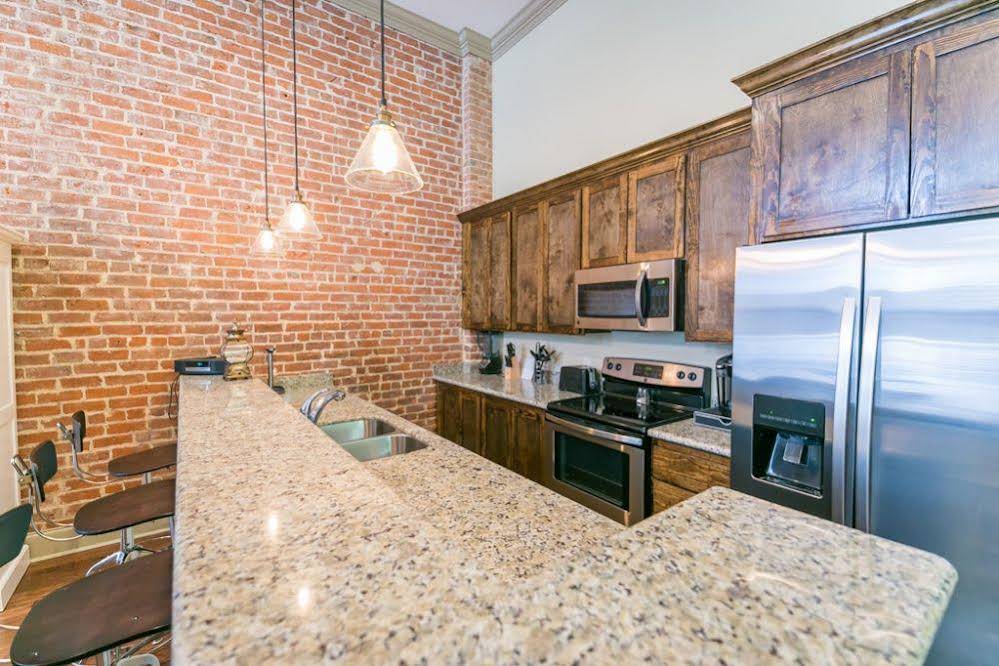 Hosteeva Baronne Street Suites - photo 18