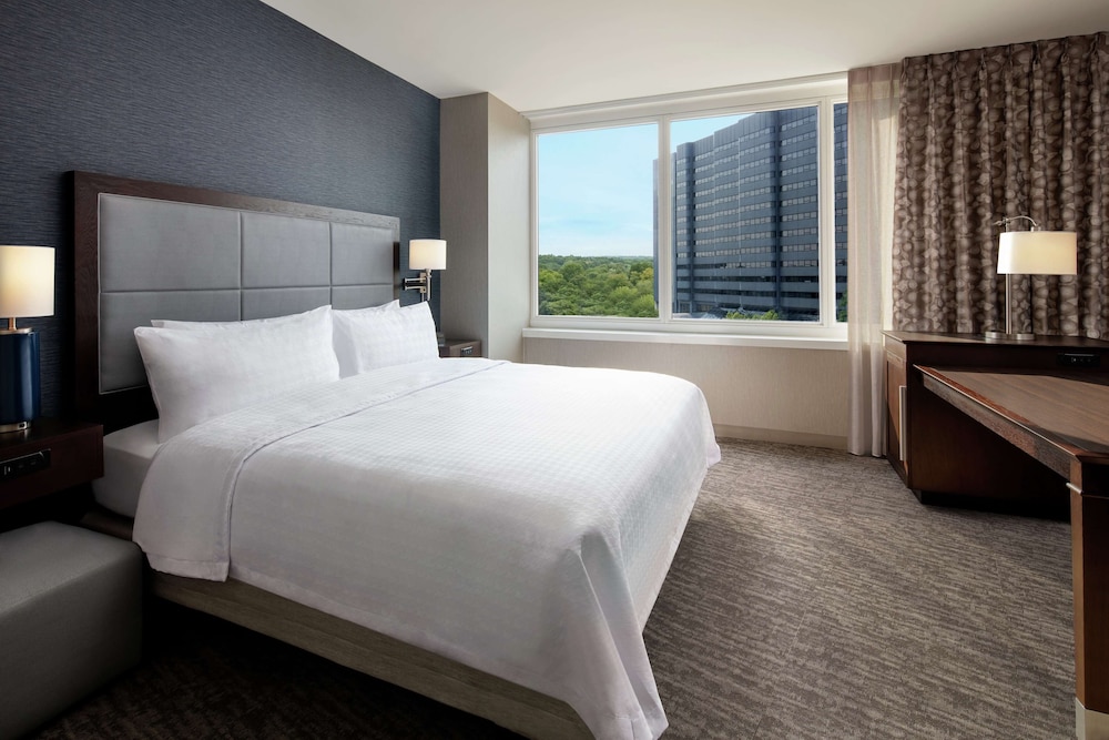 Hampton Inn & Suites Teaneck Glenpointe - photo 12