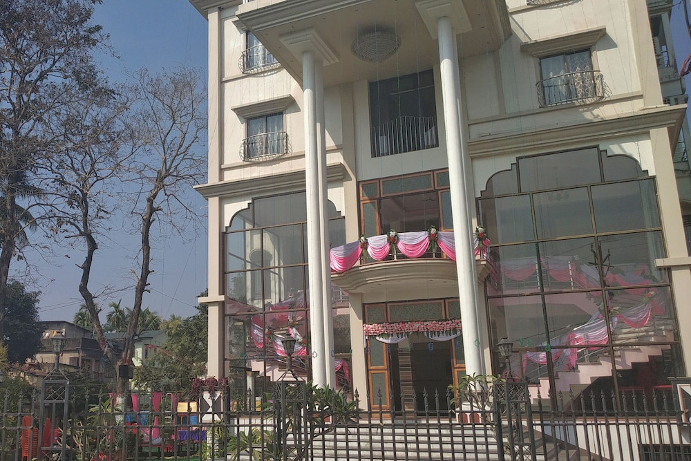 OYO 27907 Greater Kailash The Palace - carbon neutral hotel in Jalpaiguri