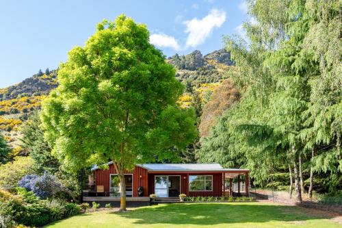 Criffel Bluffs Cottage — 4-Star Luxury Hotel in Wanaka, New Zealand