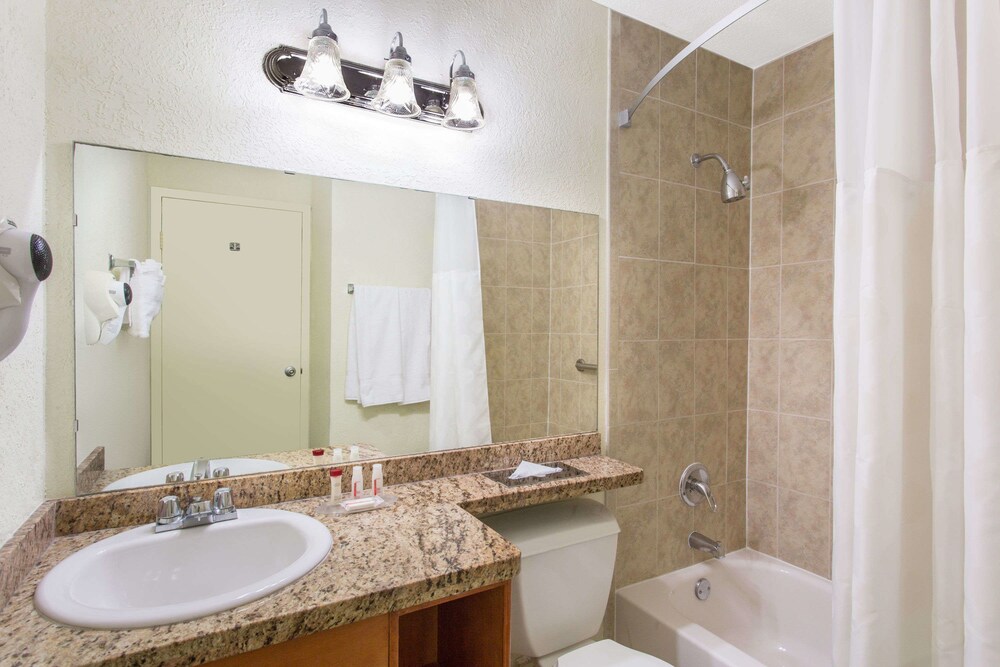 Ramada by Wyndham Hialeah Miami Airport North - photo 10