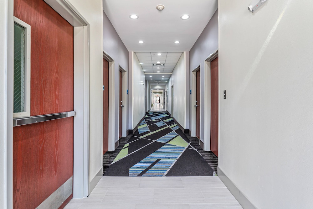 Holiday Inn Express Suites Van Buren Ft Smith Area by IHG - photo 68