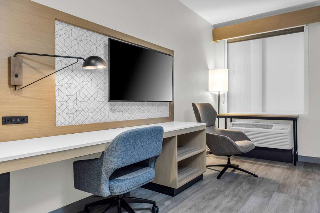 La Quinta Inn & Suites by Wyndham San Jose Airport Downtown - photo 45
