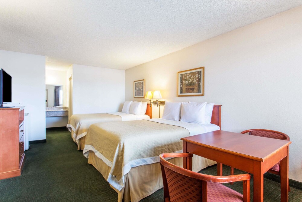 Days Inn by Wyndham Mesa East - photo 7