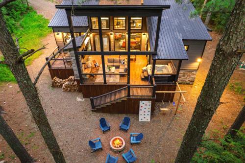 New Modern Farmhouse w Jacuzzi BBQ Arcade — 4-Star Luxury Hotel in Broken Bow, United States