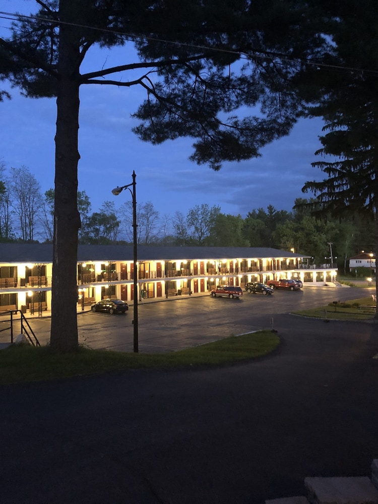 Amber's Inn & Suites - photo 62