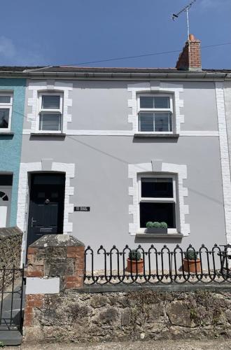 Seasalt Cottage Modernised traditional cottage Sleeps 5 short walk to beaches town amenities — 4-Star Luxury Hotel in Tenby, United Kingdom
