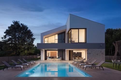 Luxury Villa Atria near Pula for 10 people with children playground & heated pool — 4-Star Luxury Hotel in Liznjan, Croatia