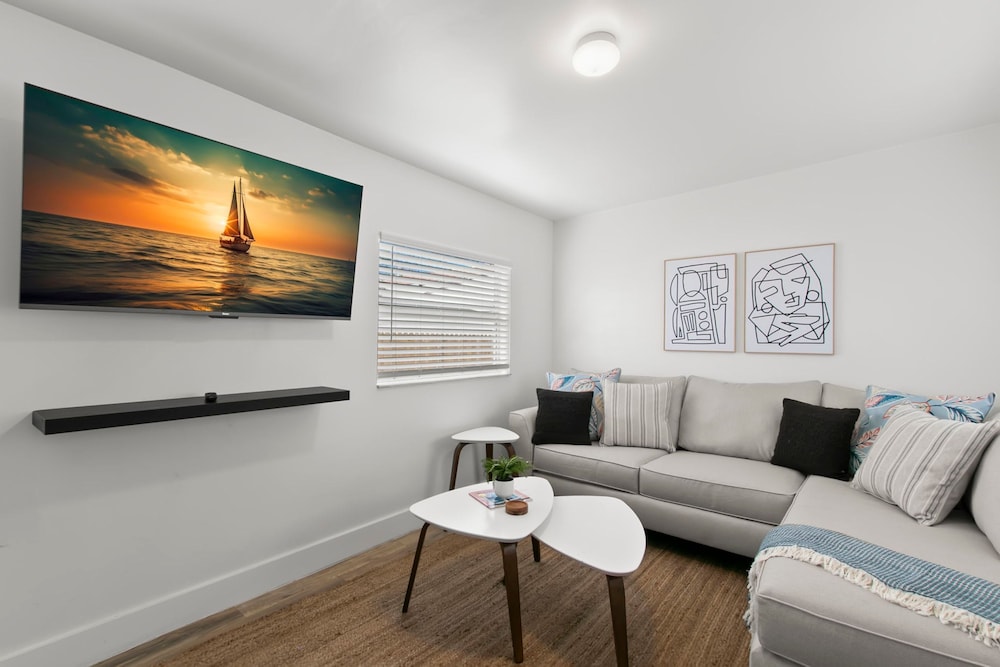 NEW St Pete Retreat Newly Updated Pet Friendly in St. Petersburg, United States