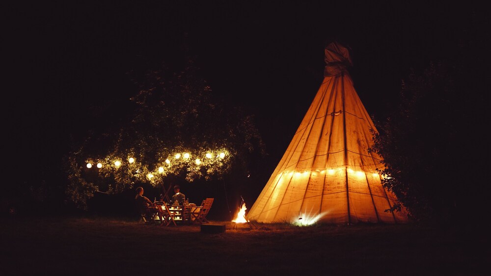 White House on Wye Glamping — 5-Star Luxury Hotel in Hereford, United Kingdom