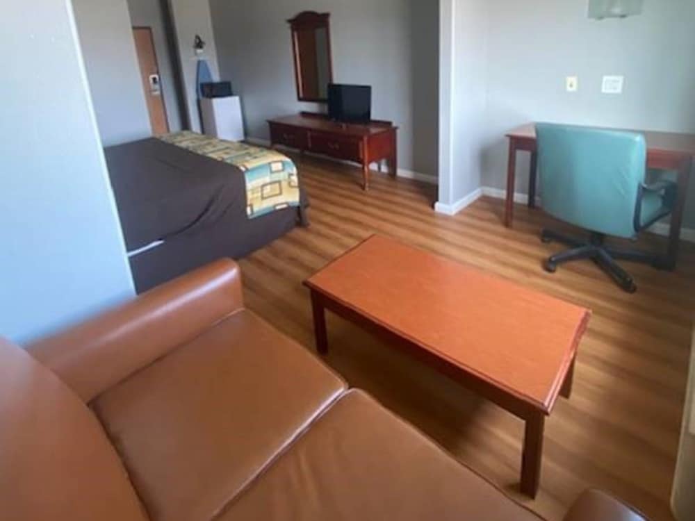 Tropicana Inn and Suites - photo 12