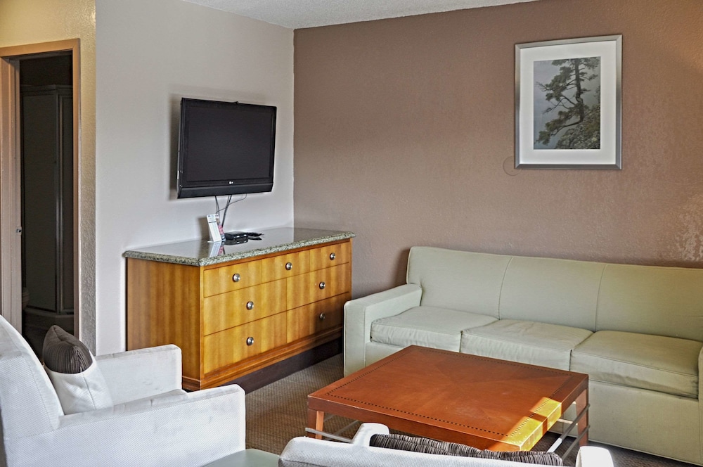 Bison Inn & Suites on University - photo 14