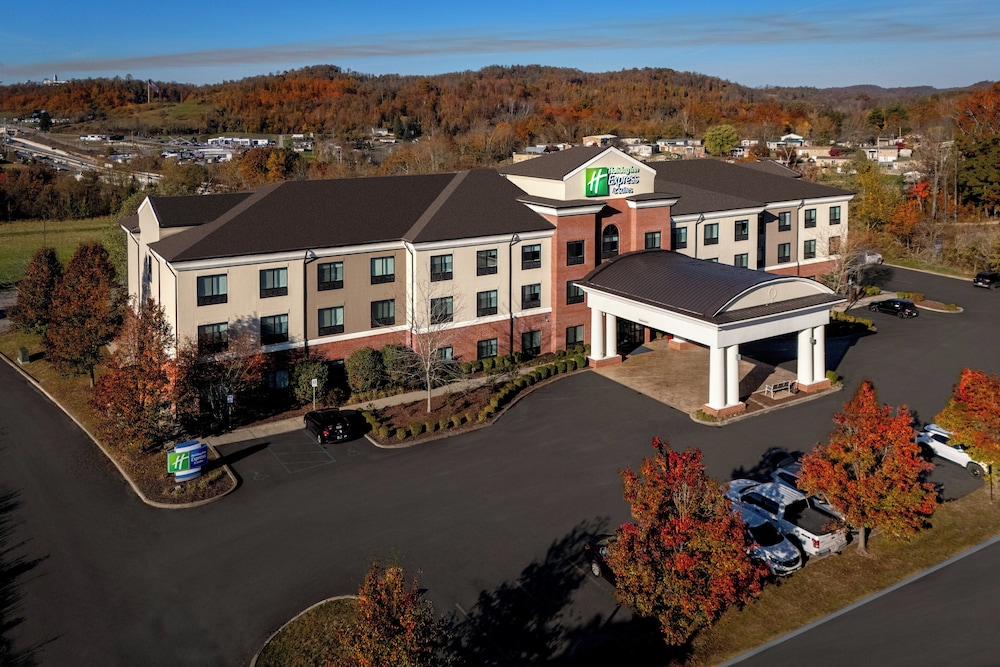 Holiday Inn Express and Suites Fairmont by IHG - photo 2