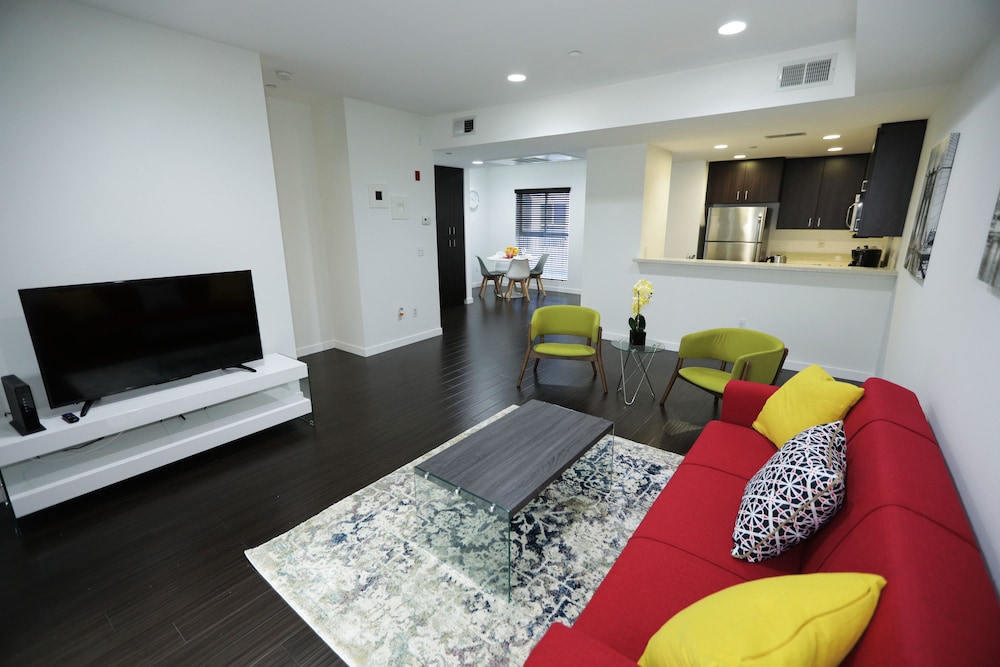 Downtown Cosmopolitan Suites - photo 2