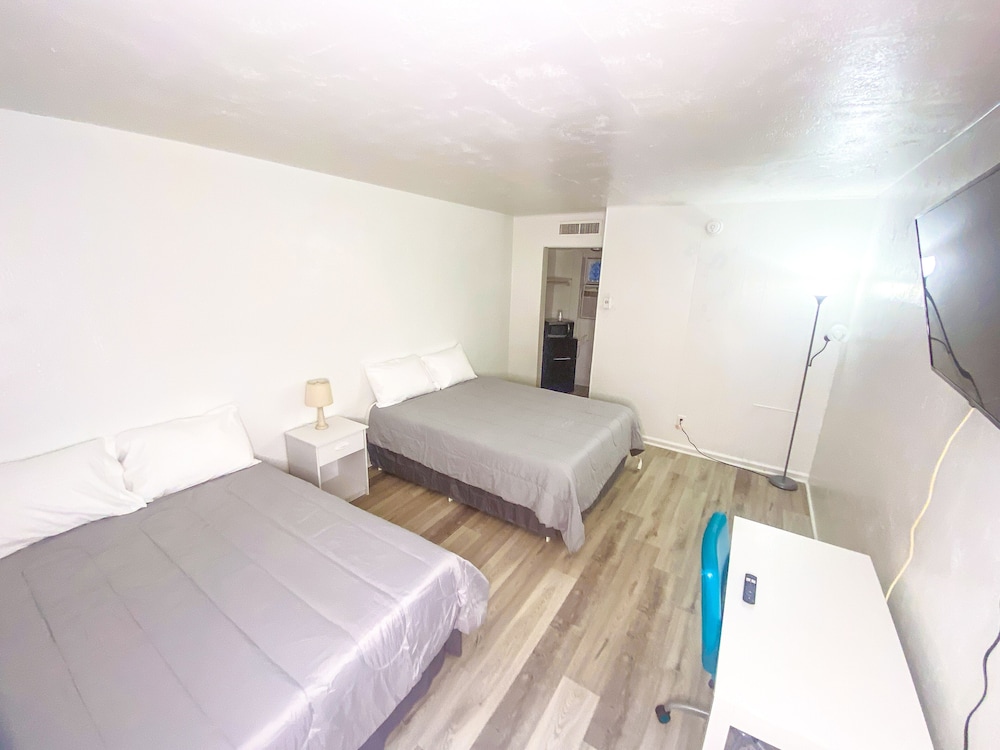 Uptown Inn & Suites - photo 11