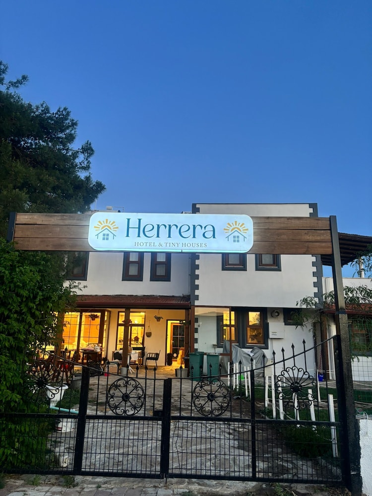 Herrera Otel & Tiny Houses in Ezine, Turkey