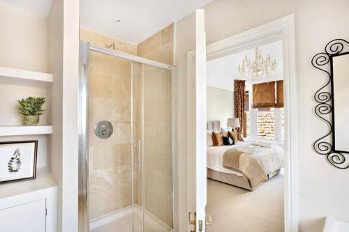 Central Harrogate Townhouse Apartment with Parking