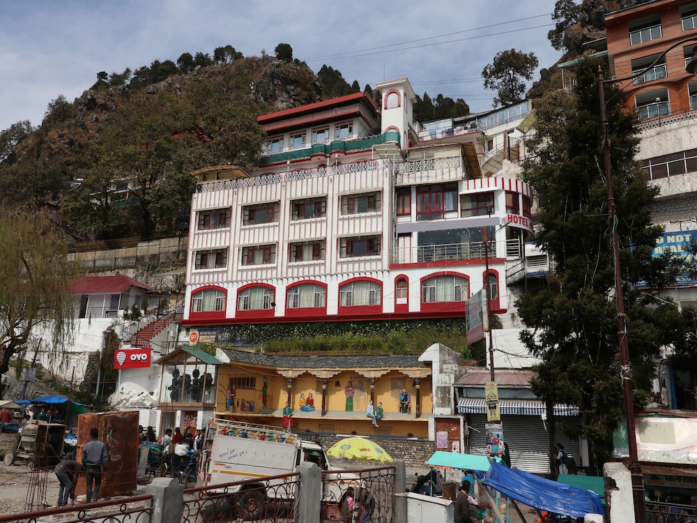 Calux Hill Queen at Mall Road with Parking Formerly Amara in Mussoorie, India