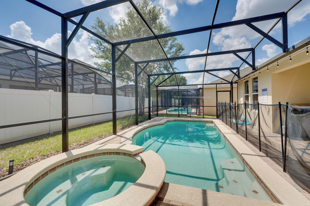 Central Family Home with Lanai Less Than 10 Mi to Disney — 4-Star Luxury Hotel in Davenport, United States